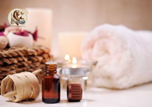 Terapeut aplicând uleiuri esențiale în timpul unei sesiuni de aromaterapie masaj pentru relaxare și echilibru.