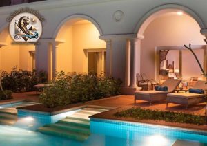 Terasă luminoasă cu șezlonguri și acces direct la piscină, în fața unei suite elegante la Baron Palace Sahl Hasheesh.