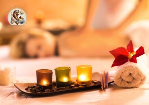 Sesiune Choko Locko Massage cu lumânări aprinse și prosoape rulate într-un centru spa din Hurghada