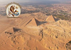 Vedere panoramică asupra platoului Giza, obiectiv principal într-o excursie Cairo în doua zile cu ghid privat.