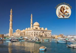 Vedere cu Moscheea El Mina în Turul Hurghadei: Excursie Culturală Autentică, prezentând arhitectura islamică și portul local.