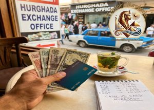 Ghid vizual Cash vs. Card în Hurghada: bancnote de lire egiptene, dolari și card Revolut lângă un birou de schimb valutar.