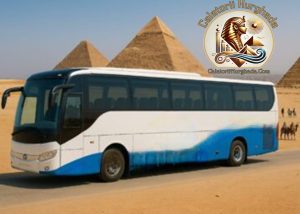 Autocar modern alb-albastru Calatorii Hurghada parcat in fata piramidelor din Cairo Egipt