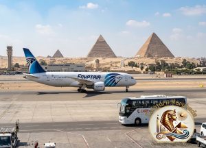 Avion EgyptAir pe pista aeroportului cu Piramidele din Giza si Sfinxul in fundal pentru excursie Cairo din Hurghada