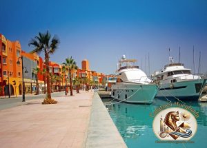 Portul de iahturi Hurghada Marina cu ambarcațiuni de lux pe fundalul clădirilor colorate pentru ghidul de prețuri excursii Hurghada 2026