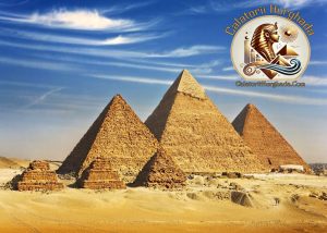 Piramidele din Giza – Ce să Știi Înainte de Excursia din Hurghada – Marea Piramidă și Sfinxul sub cerul senin.