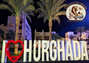 Semnul I Love Hurghada iluminat noaptea pe fundalul palmierilor - Lucruri de Făcut în Hurghada în Afara Plajei – 20 Idei pentru 2026
