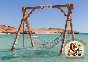 Leagăn de lemn în apa de cristal la Orange Bay Hurghada - Ghid Complet pentru Turiști Români.