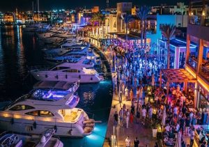 Viata de noapte in Hurghada Marina Boulevard cu iahturi iluminate si terase